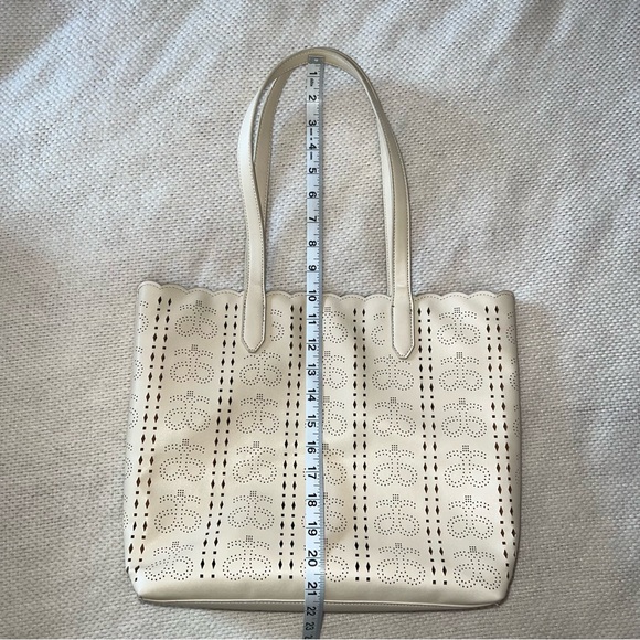 Arbonne off white faux leather tote - Picture 6 of 9